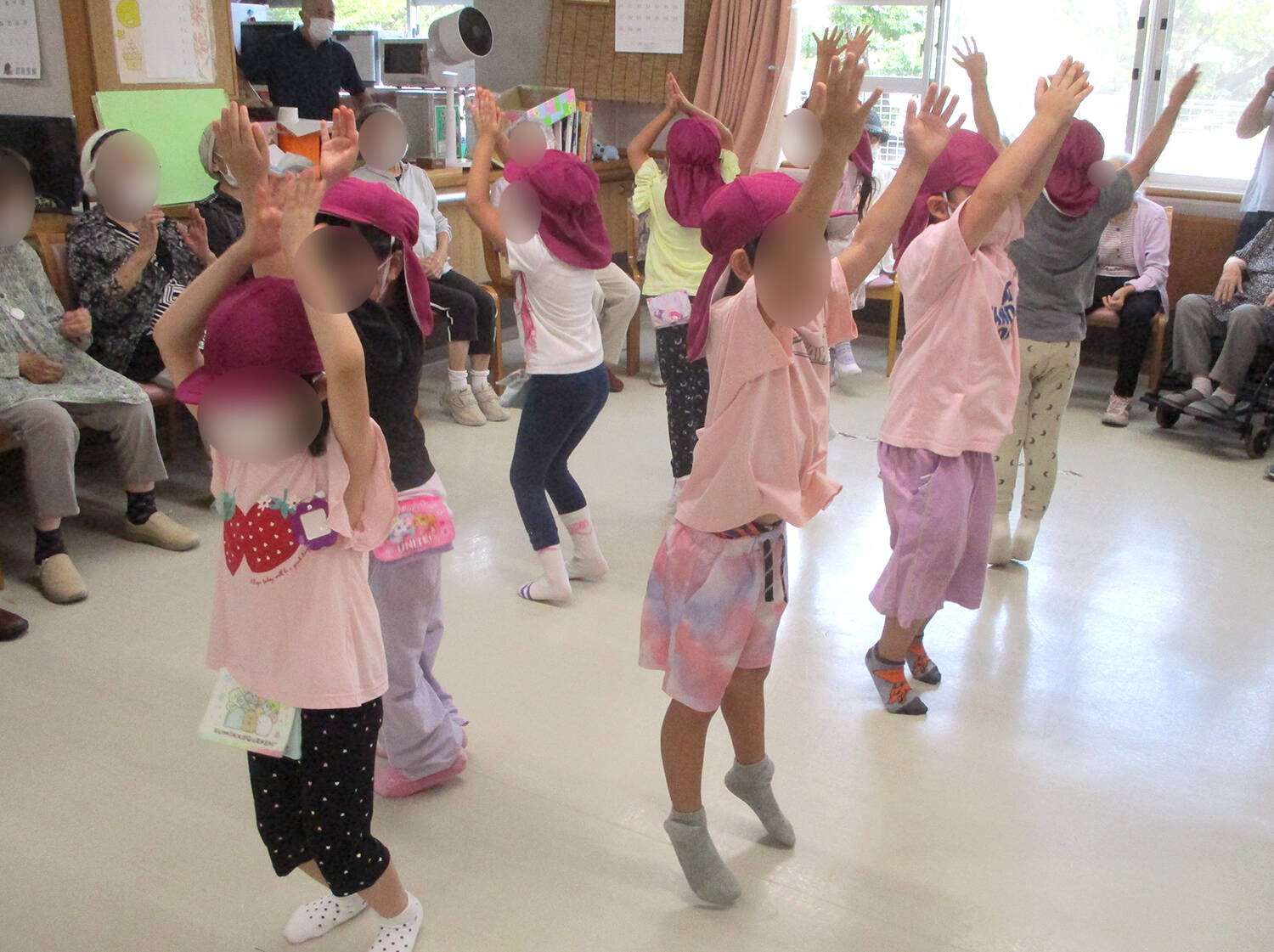 お年寄り交流会-ダンス披露-
