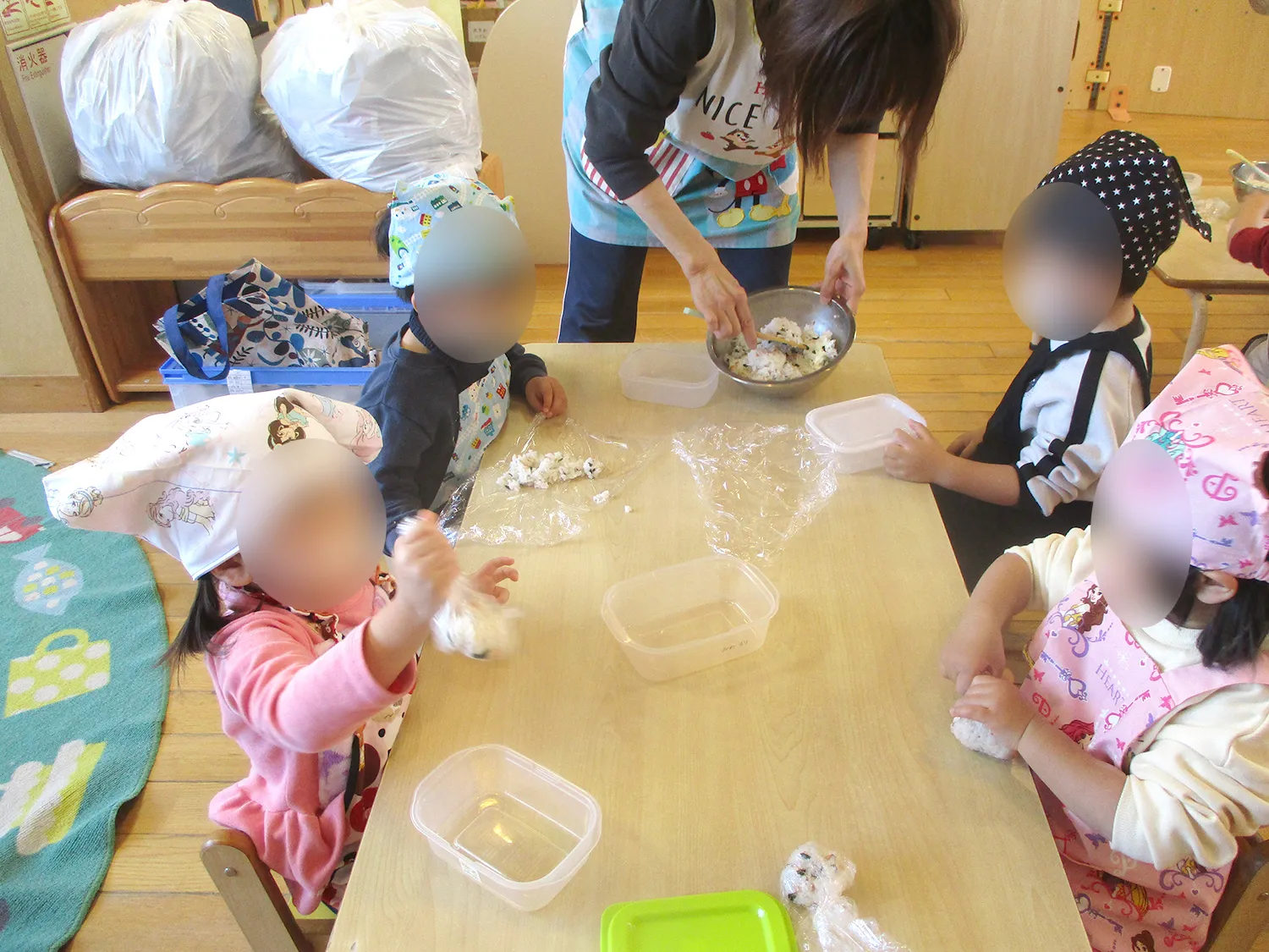 おにぎり作り(乳児)「ラップでシャンシャン」