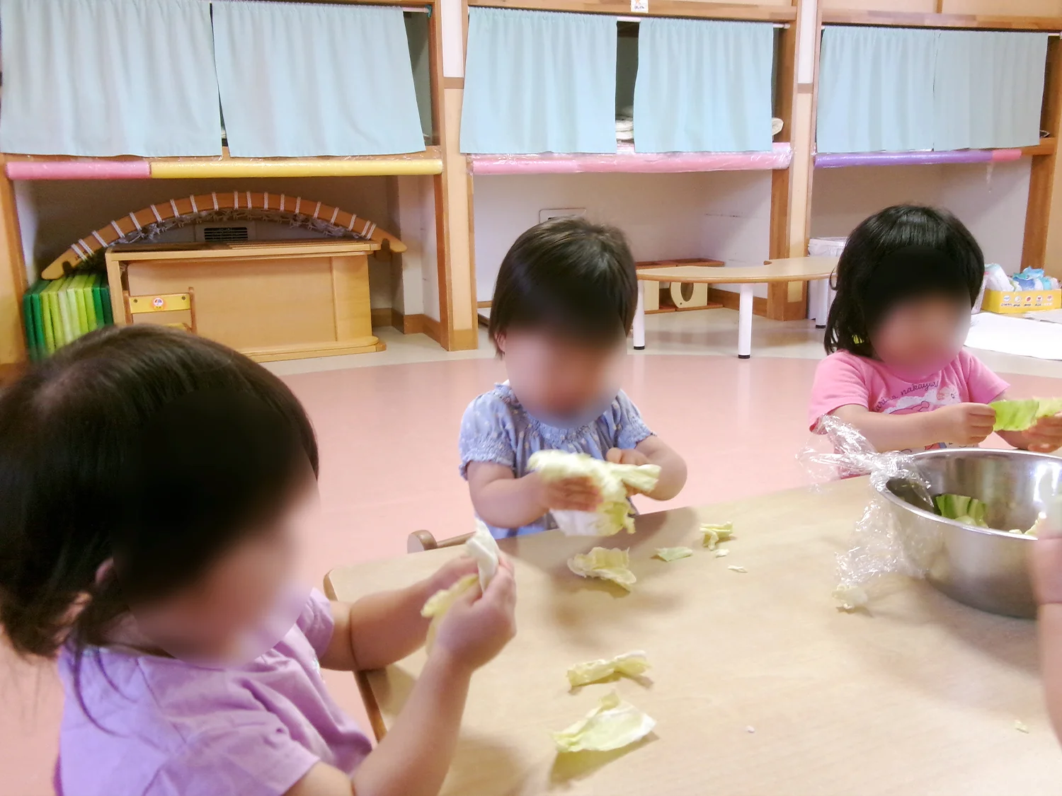 食育（2歳児キャベツちぎり）