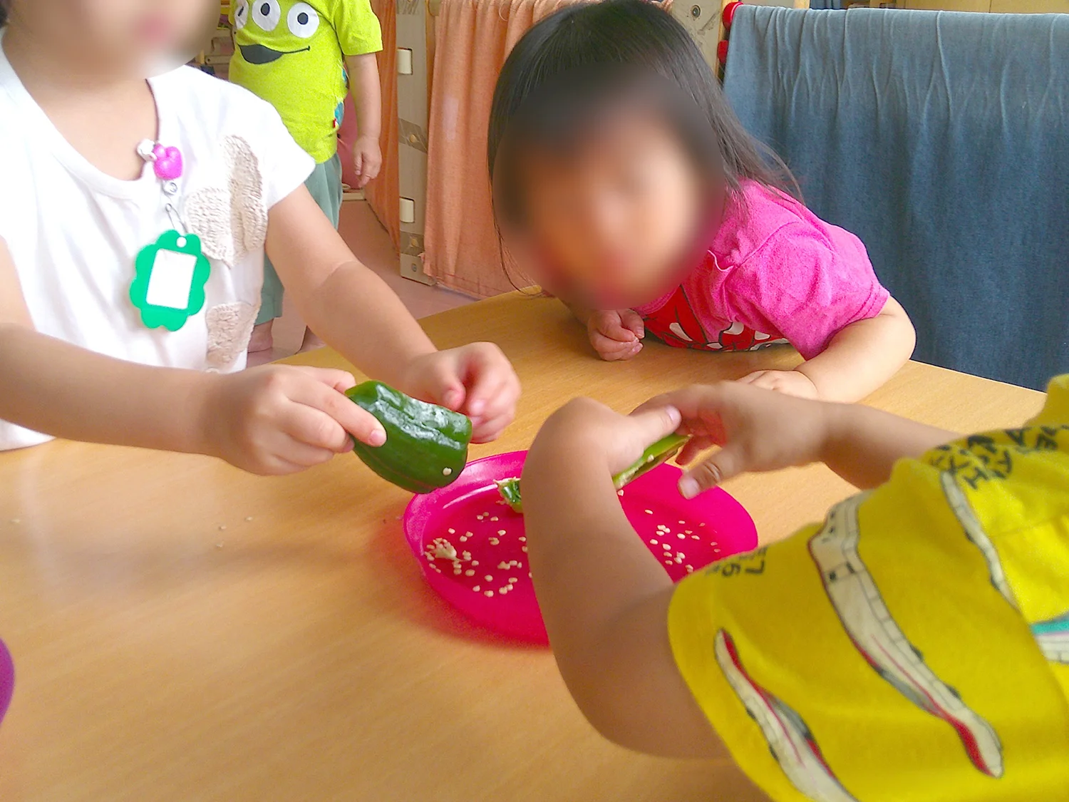 食育ピーマンの種とり（3歳1歳異年齢交流）