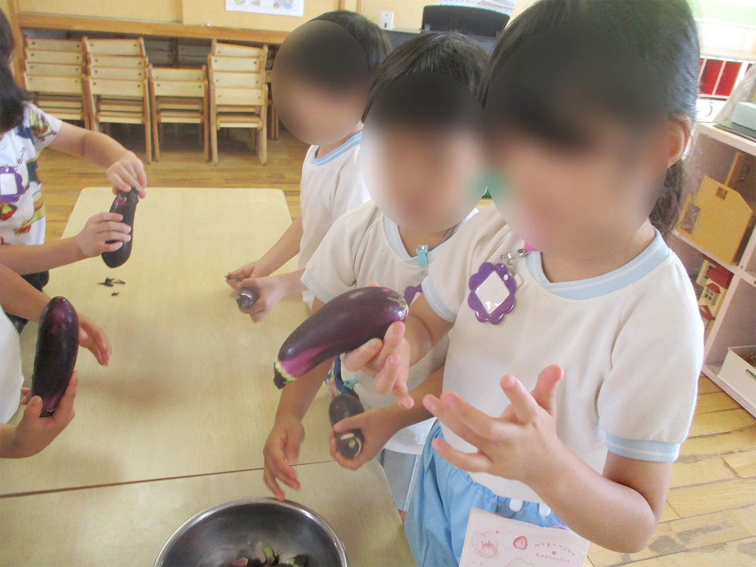 食育・茄子へた取り（5歳児）